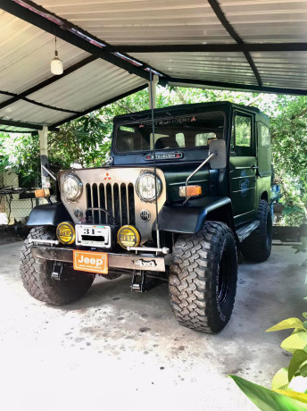 mitsubishi-4dr5-jeep-big-1