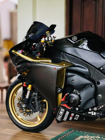 yamaha-yzf-r1-2012-big-3