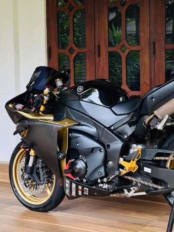 yamaha-yzf-r1-2012-big-1