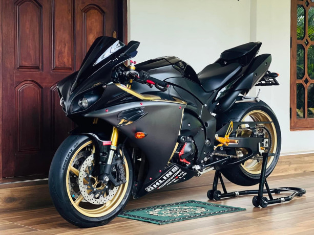 yamaha-yzf-r1-2012-big-0