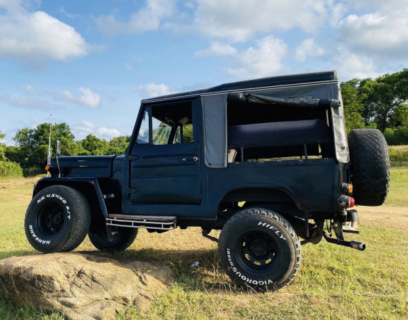 mitsubishi-j20-jeep-big-1
