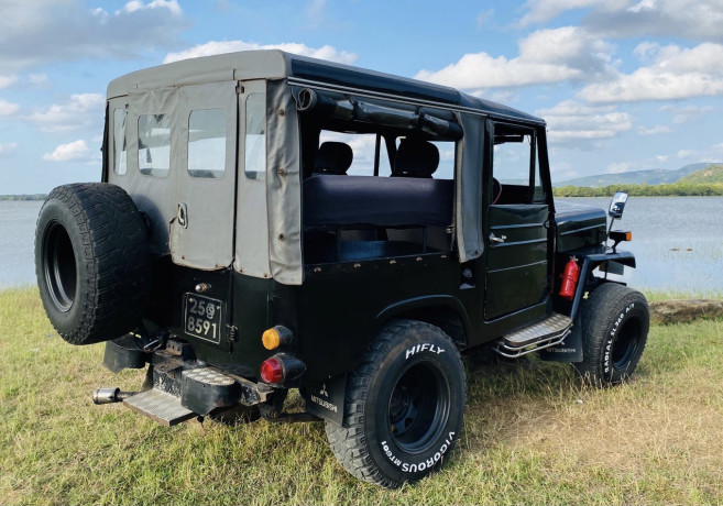 mitsubishi-j20-jeep-big-2