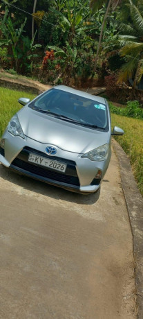 toyota-aqua-s-grade-2012-big-0