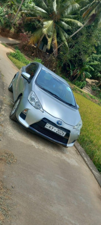 toyota-aqua-s-grade-2012-big-1