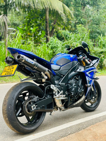 yamaha-r1-2012-big-1
