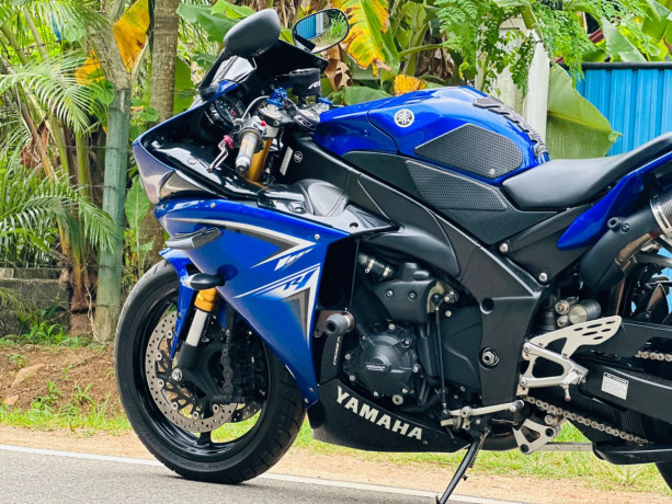 yamaha-r1-2012-big-4
