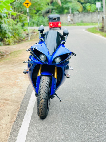 yamaha-r1-2012-big-2