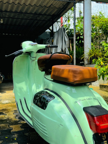 bajaj-chetak-scooter-big-2