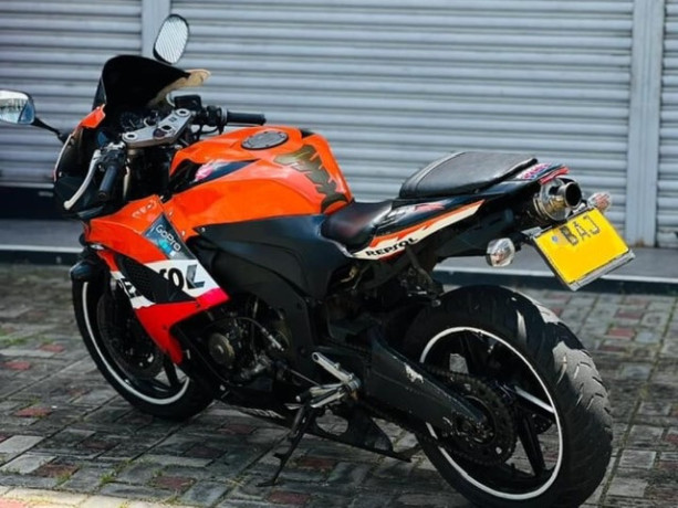 honda-cbr-250-gullarm-2013-big-0