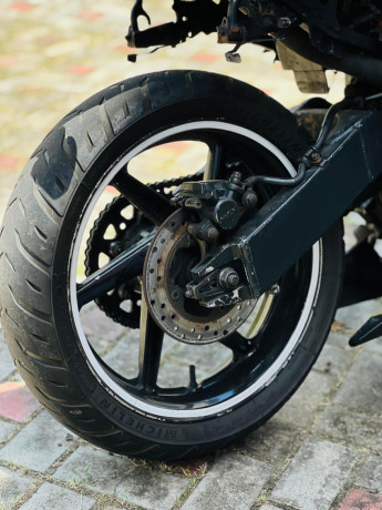 honda-cbr-250-gullarm-2013-big-4