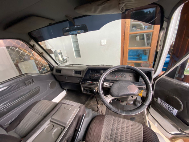 nissan-caravan-e24-big-4