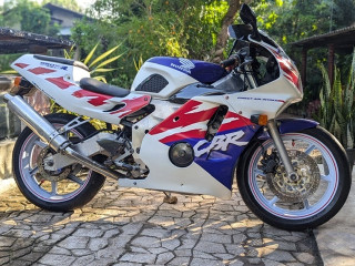 honda-cbr-250-gullarm-2012