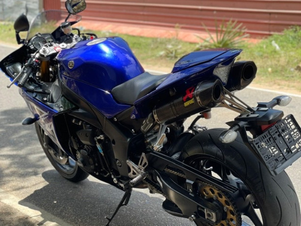 yamaha-r1-2012-big-1