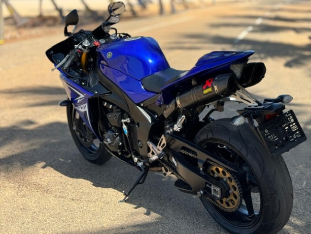 yamaha-r1-2012-big-2