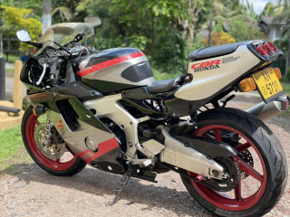 honda-cbr-250-gullarm-2012