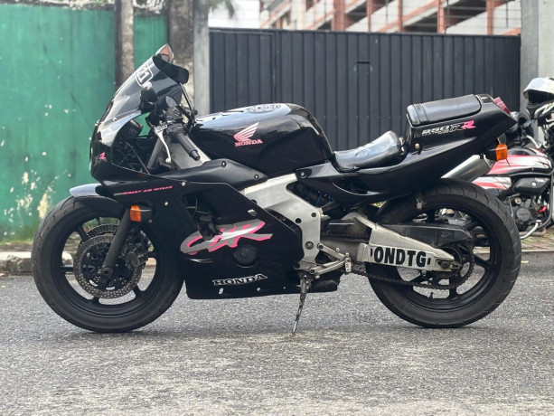 honda-cbr-250-gullarm-2008-big-0