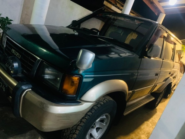isuzu-panther-1999-big-1