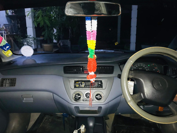 mitsubishi-lancer-2000-big-3