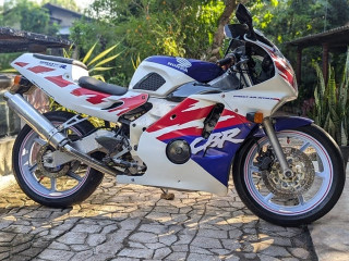 honda-cbr-250-mc22-2012