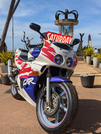 honda-cbr-250-mc22-2012-big-4
