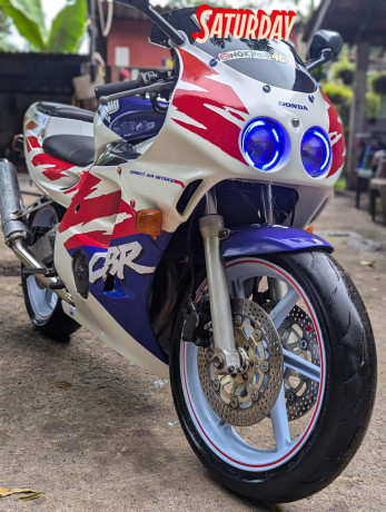 honda-cbr-250-mc22-2012-big-2