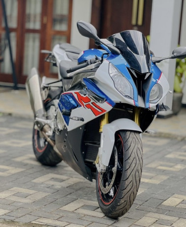 bmw-s1000rr-2018-big-3