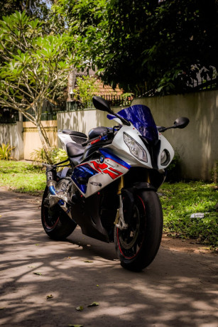 bmw-s1000rr-2018-big-3