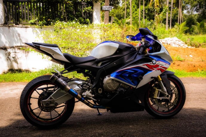 bmw-s1000rr-2018-big-0