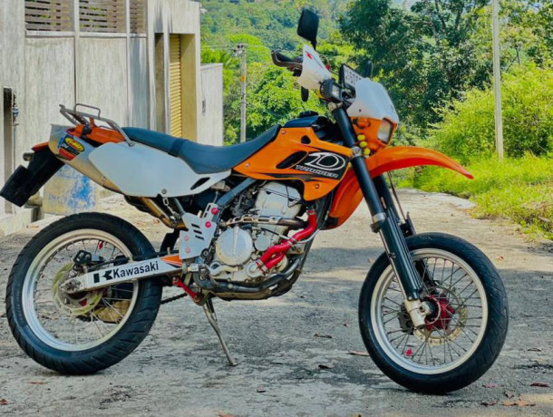 kawasaki-d-tracker-d2-250-2015-big-2