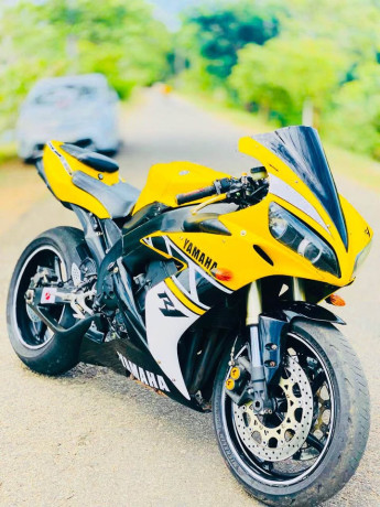 yamaha-r1-big-1