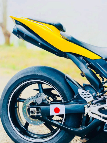 yamaha-r1-big-3