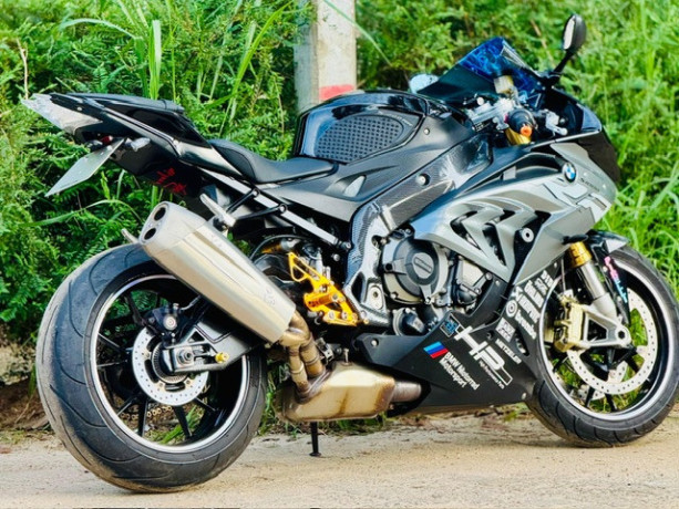 bmw-s1000rr-2018-big-3