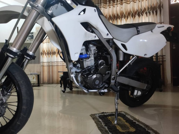 kawasaki-dtracker-250-d2-2023-big-2
