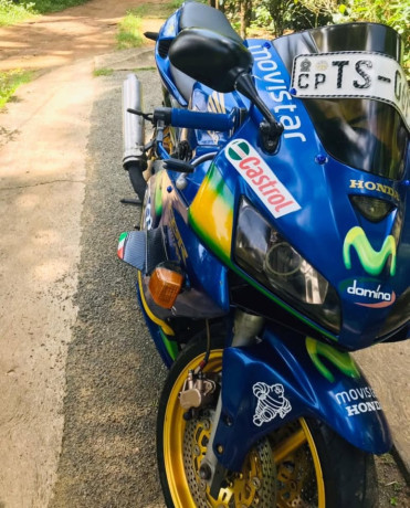honda-cbr-250-gullarm-2007-big-3
