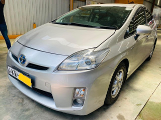 toyota-prius-s-grade-2011