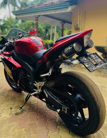 yamaha-r1-2008-big-2