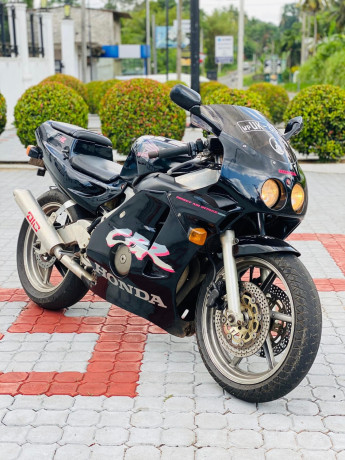 honda-cbr-gullarm-mc22-big-0