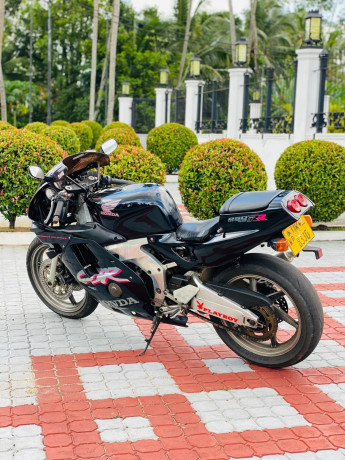 honda-cbr-gullarm-mc22-big-3