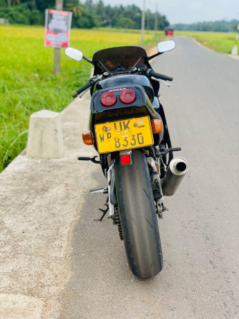 honda-cbr-gullarm-mc22-big-2