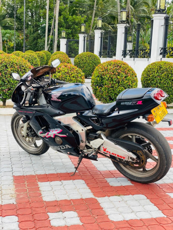 honda-cbr-gullarm-mc22-big-1