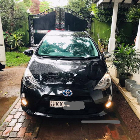 toyota-aqua-g-grade-2012-big-1