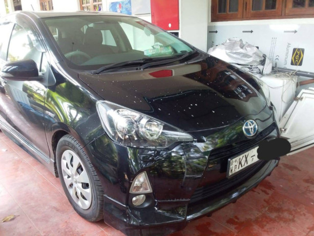 toyota-aqua-g-grade-2012-big-0