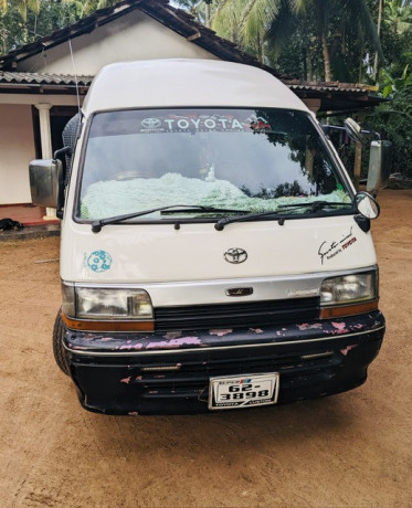 toyota-dolphin-1990-big-1