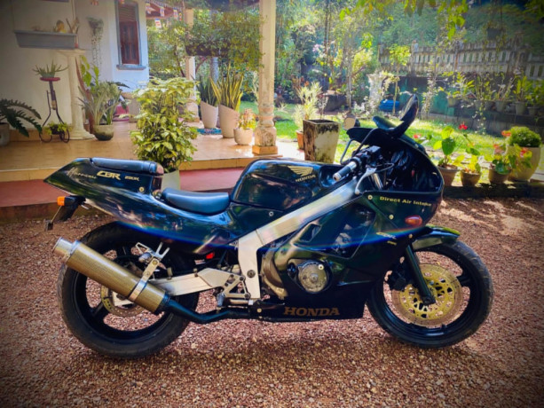 honda-cbr-250-2011-big-0