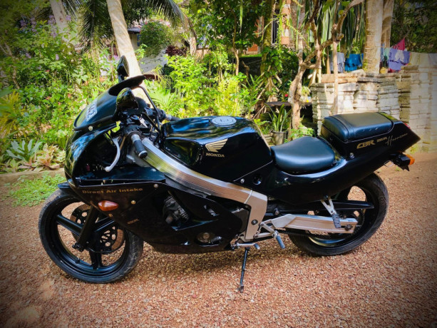 honda-cbr-250-2011-big-1