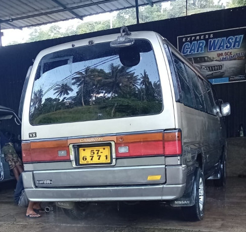 nissan-caravan-1991-big-1