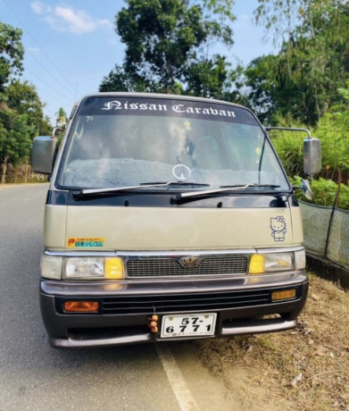 nissan-caravan-1991-big-0