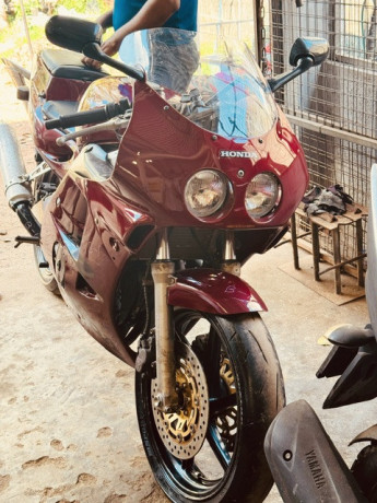 honda-cbr-250-gullarm-big-1