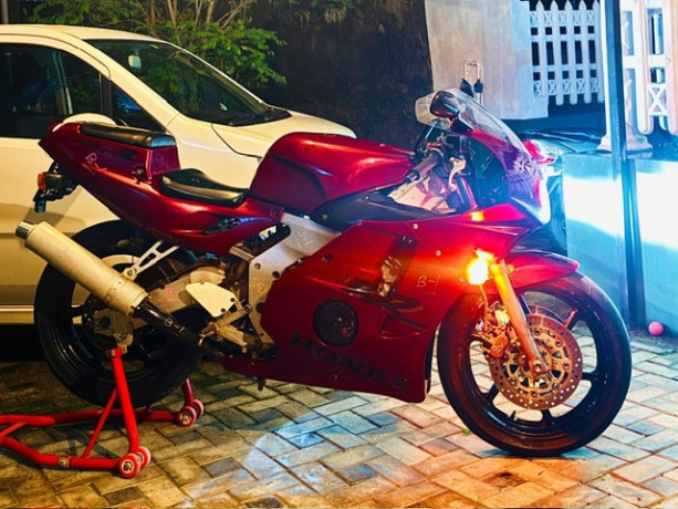 honda-cbr-250-gullarm-big-0