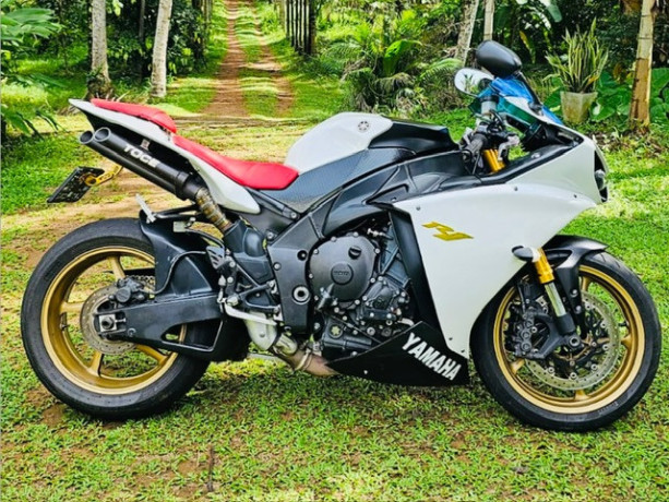 yamaha-r1-2014-big-0